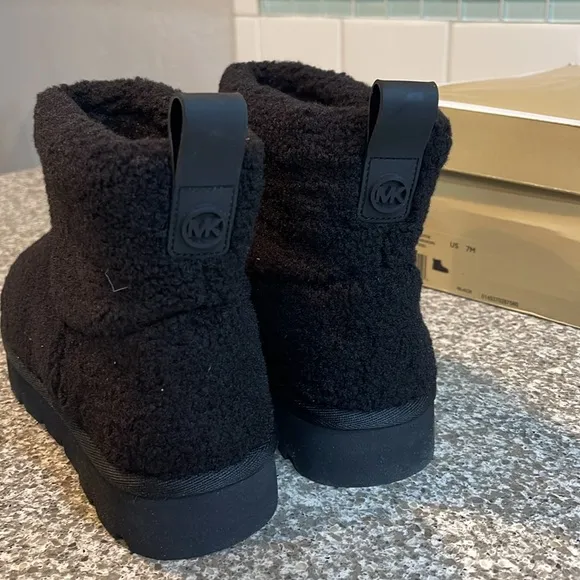 Michael Kors Cozy Winnie Bootie Shearling Black NIB