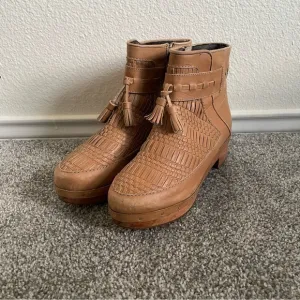 Miista Ankle Boots Women’s 8.5/ EU 39 Tan Woven Leather Low Platform Wooden Heel