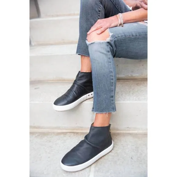 NEW BEEK jaeger boots in black
