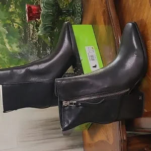 New in box! Sam Edelman Carlysle Womens 10.5 black leather heel ankle boots