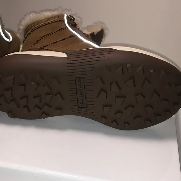 NEW Lands End Girl Size 13  Chill Action Boots