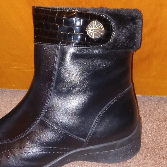 NEW size 8WW (4E) Black Winter Ankle Boots Ortho-Line by Hoopoe