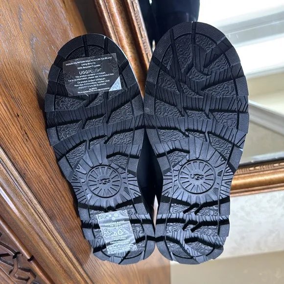 New UGG Classic Klamath short 3M Thinsulate Women’s Black Winter Boots.