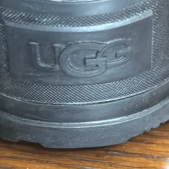 New UGG Classic Klamath short 3M Thinsulate Women’s Black Winter Boots.