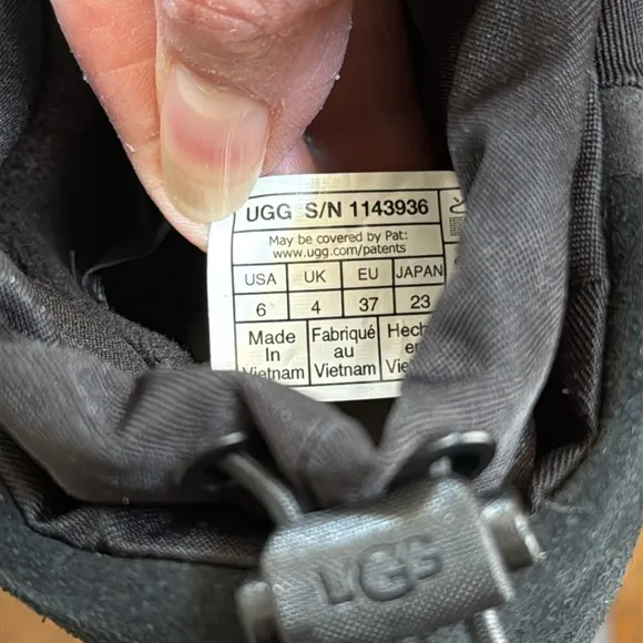New UGG Classic Klamath short 3M Thinsulate Women’s Black Winter Boots.