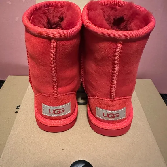 New UGG CLASSIC SHORT II Kids Boots