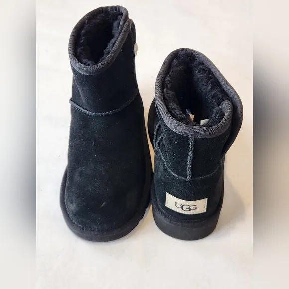 NEW! || UGGS || Jona black suede mini boots shearling pretreated sz 2