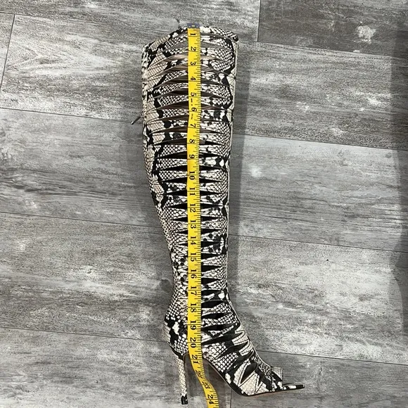 NEW VINCE CAMUTO Chandra Gladiator Snake EmbossedPeep Toe Heel Boot