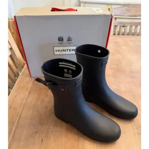 NEW Women Hunter Refined Short Rain Boot Black Round Toe Waterproof Breathable 7
