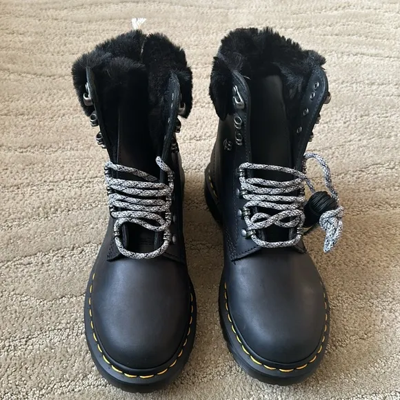 NIB Dr. Martens 1460 Serena Collar Streeter Milo Fur Lined Boots Black Sz US 7