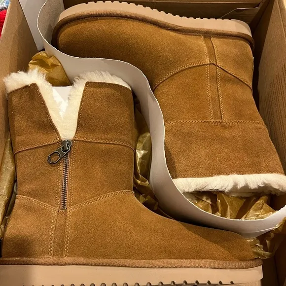NIB Koolaburra by UGG Women’s Ariel Short Chestnut Boots size 7