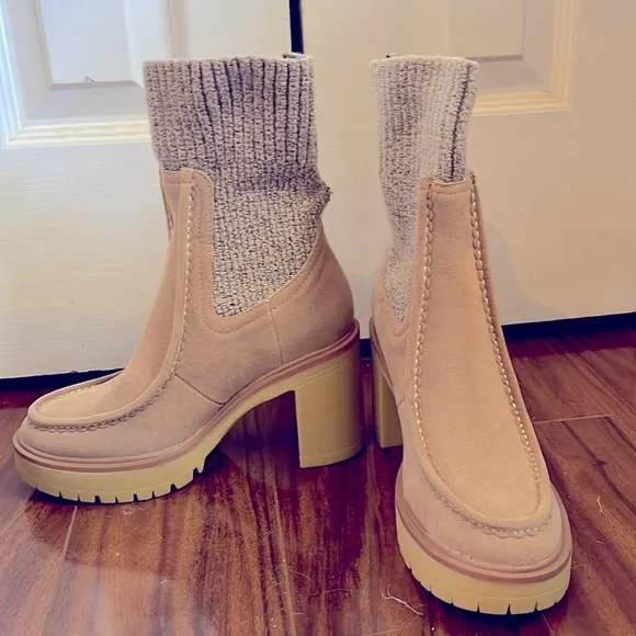 NIB THICK LUG SOLE BOOTS WITH COZY SWEATER ANKLES AND FAUX SUEDE SHOE - SIZE 6.5