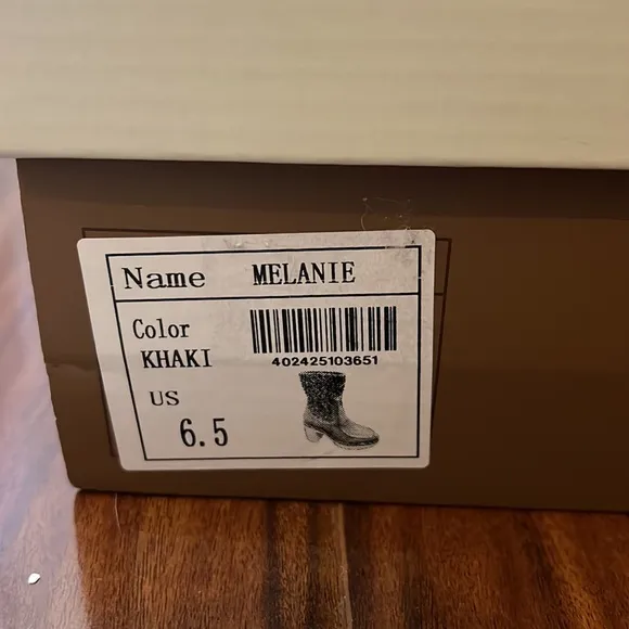 NIB THICK LUG SOLE BOOTS WITH COZY SWEATER ANKLES AND FAUX SUEDE SHOE - SIZE 6.5