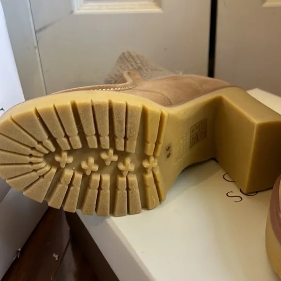 NIB THICK LUG SOLE BOOTS WITH COZY SWEATER ANKLES AND FAUX SUEDE SHOE - SIZE 6.5