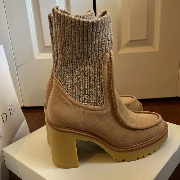 NIB THICK LUG SOLE BOOTS WITH COZY SWEATER ANKLES AND FAUX SUEDE SHOE - SIZE 6.5