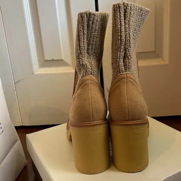 NIB THICK LUG SOLE BOOTS WITH COZY SWEATER ANKLES AND FAUX SUEDE SHOE - SIZE 6.5