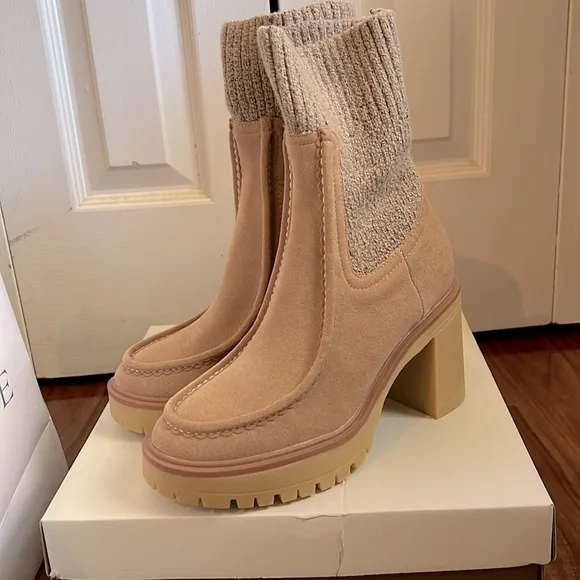 NIB THICK LUG SOLE BOOTS WITH COZY SWEATER ANKLES AND FAUX SUEDE SHOE - SIZE 6.5