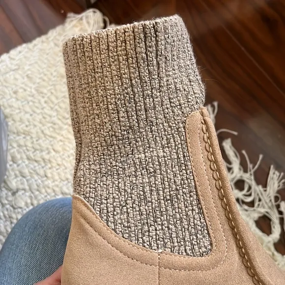 NIB THICK LUG SOLE BOOTS WITH COZY SWEATER ANKLES AND FAUX SUEDE SHOE - SIZE 6.5