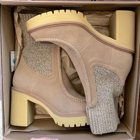 NIB THICK LUG SOLE BOOTS WITH COZY SWEATER ANKLES AND FAUX SUEDE SHOE - SIZE 6.5