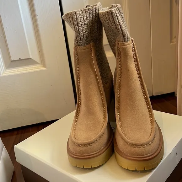 NIB THICK LUG SOLE BOOTS WITH COZY SWEATER ANKLES AND FAUX SUEDE SHOE - SIZE 6.5