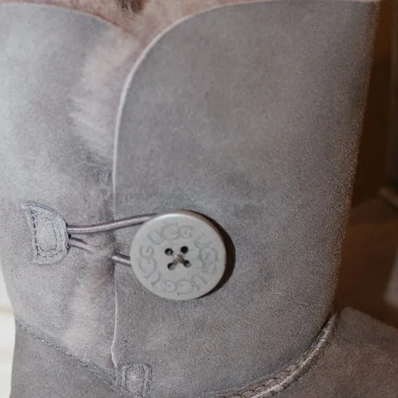 NIB UGG‎ WOMEN'S BAILEY BUTTON CLASSIC SHORT GRAY SUEDE SHEARLING LINED BOOTS 6