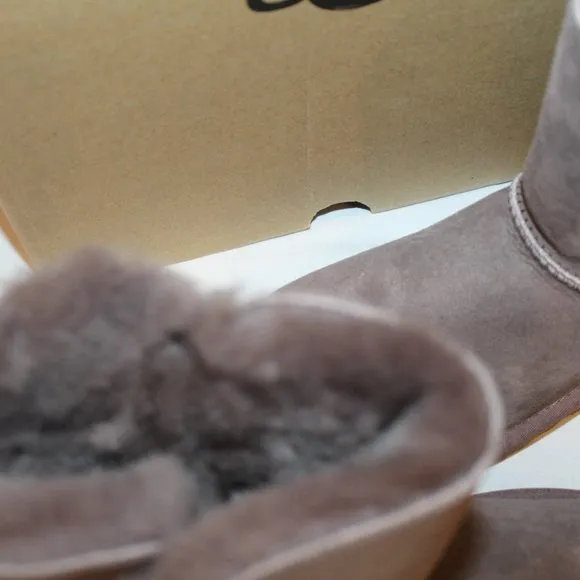 NIB UGG‎ WOMEN'S BAILEY BUTTON CLASSIC SHORT GRAY SUEDE SHEARLING LINED BOOTS 6