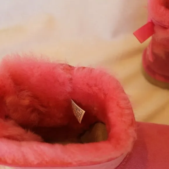 NIB UGG YOUTH 5 WOMEN'S 6.5-7 MINI BAILEY BOW‎ SUEDE SHEARLING BOOTS PINK