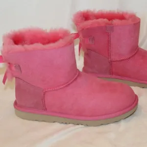 NIB UGG YOUTH 5 WOMEN'S 6.5-7 MINI BAILEY BOW‎ SUEDE SHEARLING BOOTS PINK
