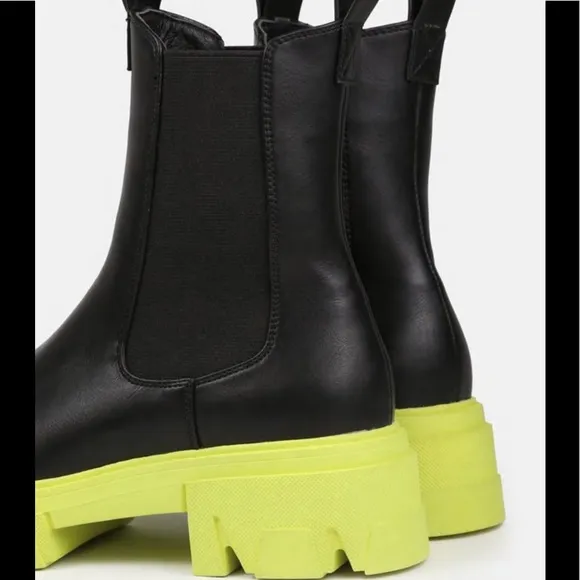 NIB Women’s Size 6 Contrast Sole Chunky Mid Ankle Boots In Black With Lime Soles