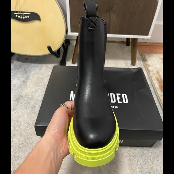 NIB Women’s Size 6 Contrast Sole Chunky Mid Ankle Boots In Black With Lime Soles