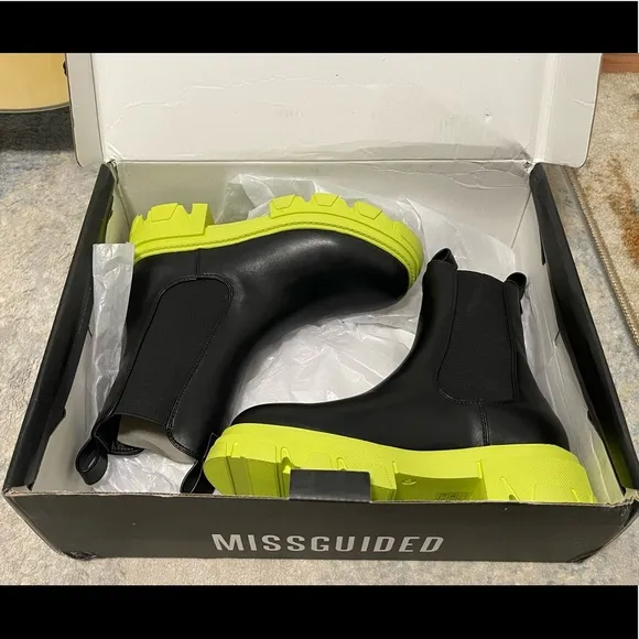NIB Women’s Size 6 Contrast Sole Chunky Mid Ankle Boots In Black With Lime Soles