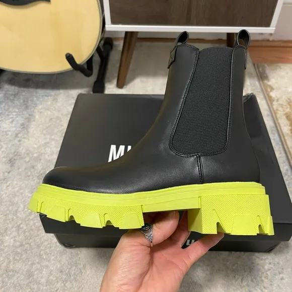 NIB Women’s Size 6 Contrast Sole Chunky Mid Ankle Boots In Black With Lime Soles