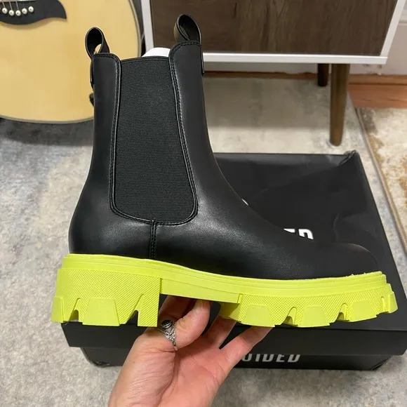NIB Women’s Size 6 Contrast Sole Chunky Mid Ankle Boots In Black With Lime Soles