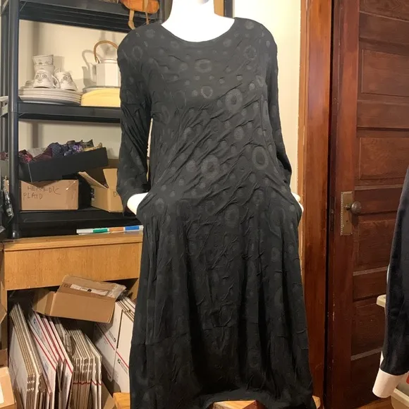NICHE BY NILGUN DERMAN BLACK “COZY DOT KNIT” BLACK BUBBLE HEM DRESS