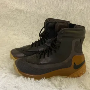 NIKE ZOOM KYNSI JACQUARD/FAUX LEATHER,WOMEN,BROWN/TAN WATERPROOF BOOTS.SIZE-7.5