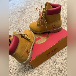 NWB Timberland 6in Premium Boots “ RED TOPS ” DTLR Exclusive - Boys US 5.5