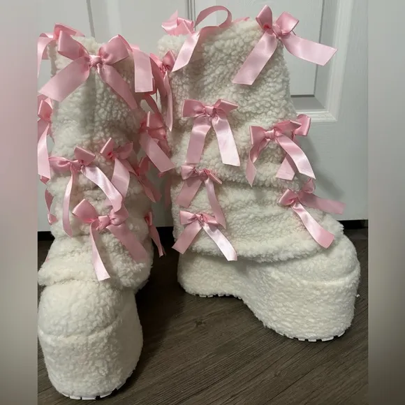 NWOB Dolls Kill / Sugar Thrillz Pinky Promise Snuggle Wonderland Platform Boots