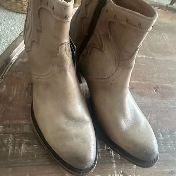 NWOB Lucchese Tan Western Ankle Karla Booties, NWOB. Size 8.5