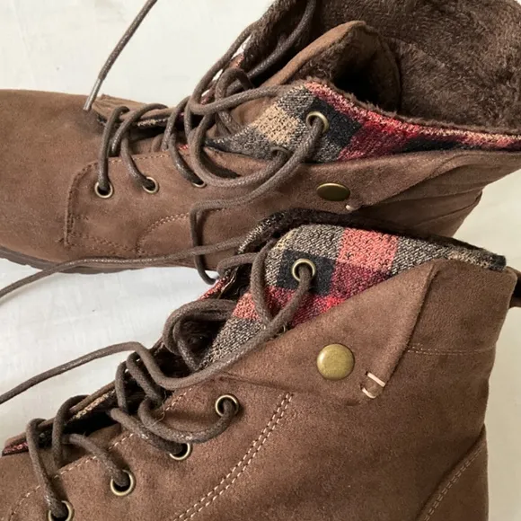 NWOB ROCK &amp; CANDY Tavin Ankle Boots Brown Size 9.5
