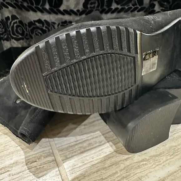 NWOT Azura Women’s boots size 9.5 (40)