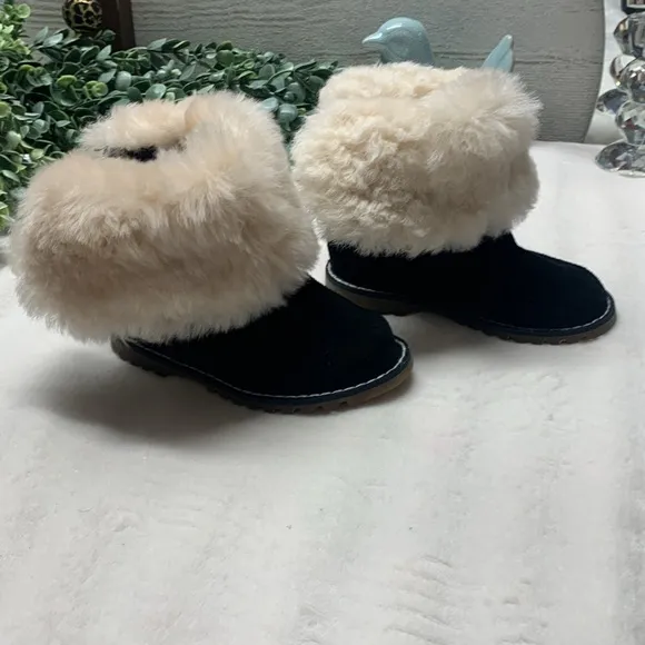 NWOT Girls UGG Nessa black suede boots. Size 7