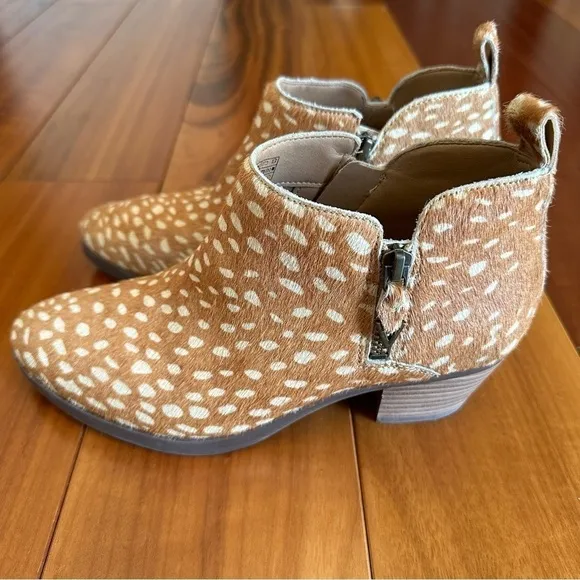 NWOT Vionic Leather or Haircalf Deer Print Real Fur Zip Ankle Boots Cecily Tan