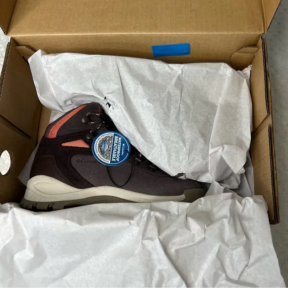 NWT. Columbia Newton Ridge Plus Waterproof Amped