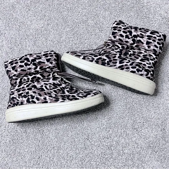 NWT Hey Dude youth size 5 Margo ECO Leopard Nut cozy plush boots