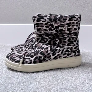 NWT Hey Dude youth size 5 Margo ECO Leopard Nut cozy plush boots