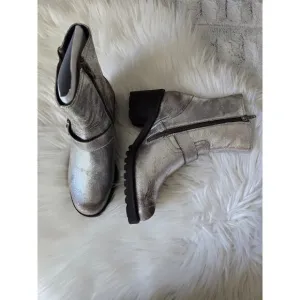 NWT Seychelles Run Free Pewter Leather Ankle Boots - Size 7 US