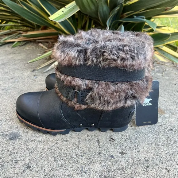 NWT Sorel Joan of Arctic Wedge Ankle Boots Black Leather Fur Trim Women's 6.5