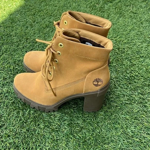 NWT TIMBERLAND Lana Boots!