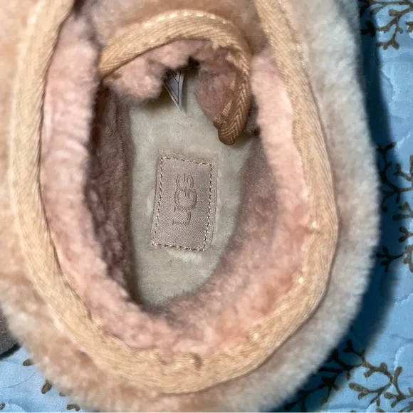 NWT UGG Womens Neumel Cozy Chestnut Boots soft sheepskin wool blend lace up shoe