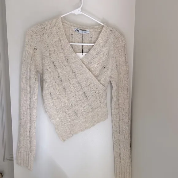 NWT 🔥Zara Asymmetric Cropped Knit Sweater Cream Size SMALL